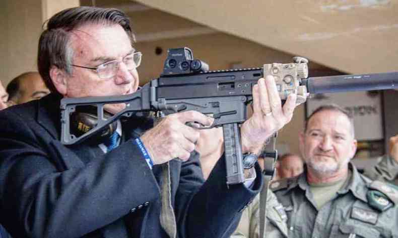 Entusiasta de revlveres e fuzis, Bolsonaro costuma se exibir com armas de fogo nas redes(foto: Reproduo/Instagram)