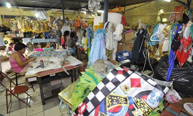 Artesãs confeccionam fantasias e adereços inspirados nas águas da lagoa e nos traços de Niemeyer (foto: Juarez Rodrigues/EM/DA Press) Artesãs confeccionam fantasias e adereços inspirados nas águas da lagoa e nos traços de Niemeyer (foto: Juarez Rodrigues/EM/DA Press)