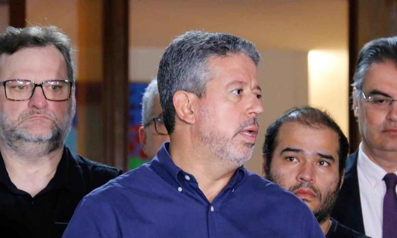 Arthur Lira cercado de apoiadores