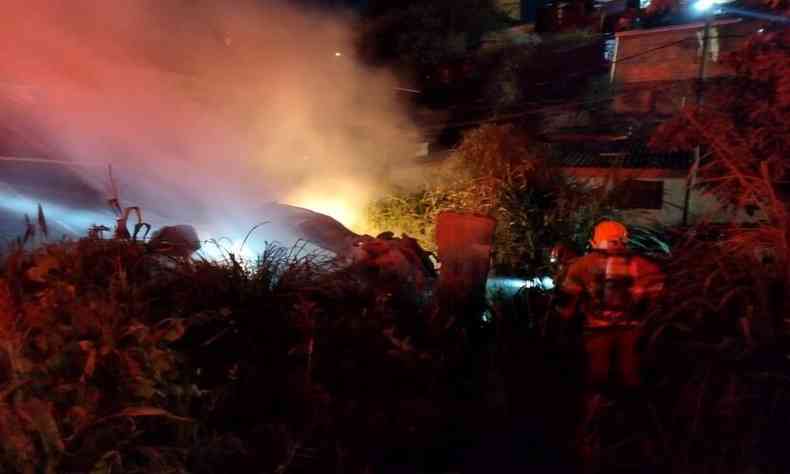 Corpo de Bombeiros tenta controlar as chamas do caminho que pegou fogo depois de cais sobre uma casa 