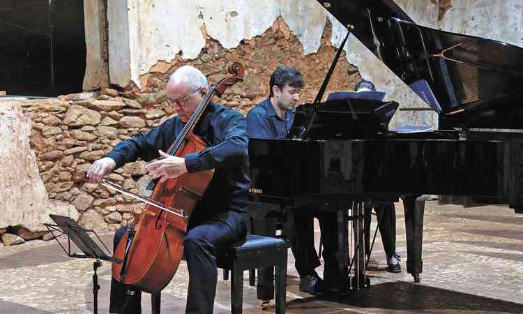 O violoncelista Antonio Meneses e o pianista Cristian Budu tocam seus instrumentos
