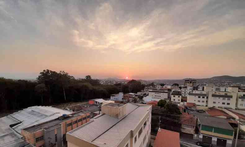 Amanhecer em BH, com a Serra do Curral ao fundo, observada desde o Bairro Sagrada Famlia(foto: Frederico Teixeira/EM/D.A Press)