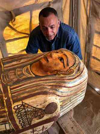 Secretrio-Geral do Conselho Supremo de Antiguidades Mostafa Waziri (C) inspecionando um dos quatorze caixes de 2.500 anos descobertos em um cemitrio na necrpole do deserto de Saqqara ao sul da capital.(foto: EGYPTIAN MINISTRY OF ANTIQUITIES / AFP)