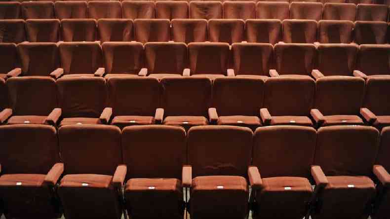 Assentos em sala de teatro