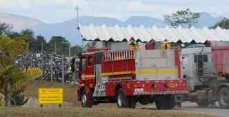 Ao menos oito viaturas dos bombeiros foram usadas para conter os focos das chamas(foto: Euler Jnior EM/DA Press)