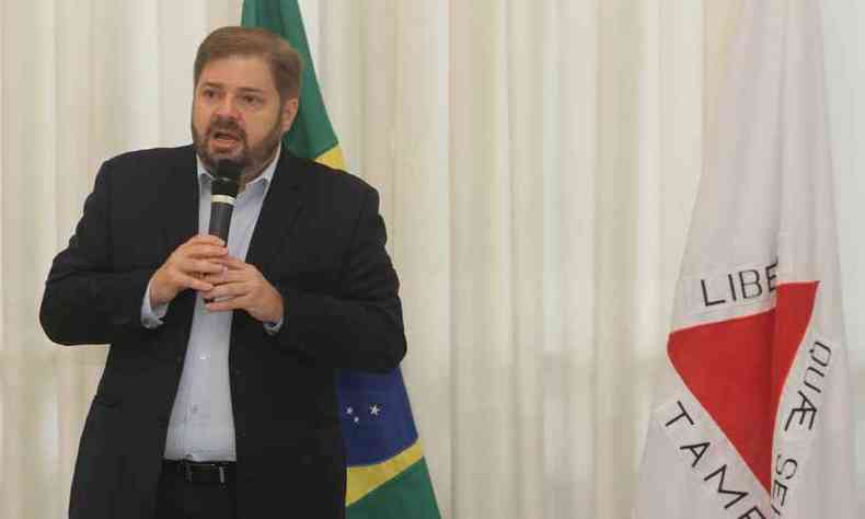 Agostinho Patrus (foto) teceu fortes criticas ao secretrio de Estado de Sade nesta quarta-feira(foto: Jair Amaral/EM/D.A Press)