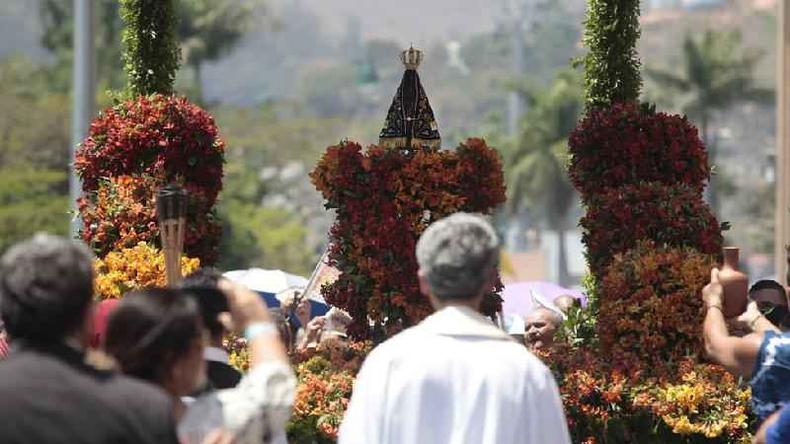 Procisso com imagem de Nossa Senhora Aparecida