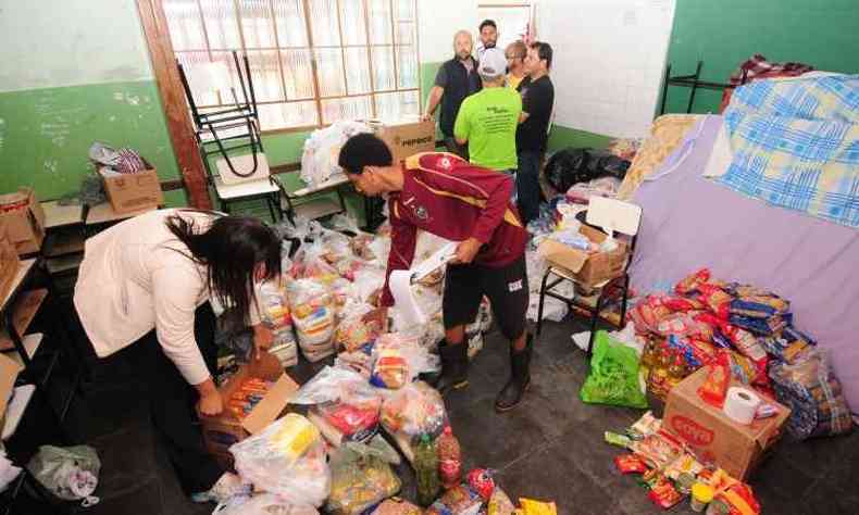 Voluntrios separam material para famlias abrigadas em escolas(foto: Leandro Couri/EM/D.A.Press)