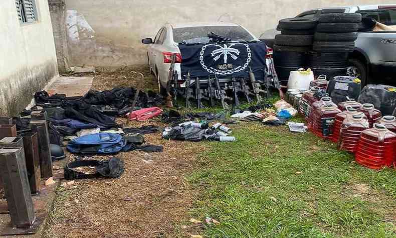 Armas, carregados, explosivos, carros encontrados com a quadrilha, em Varginha