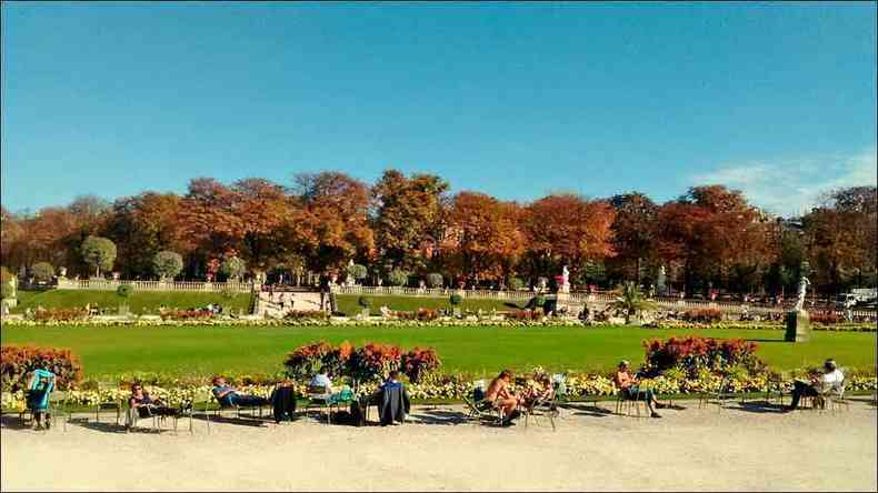 Turistas e parisienses curtem o dia ensolarado em pleno outubro na capital francesa(foto: Junia Oliveira/EM/D.A Press)