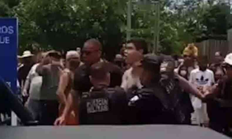 Jovem sendo levado por policiais militares aps tentar jogar ovo em Bolsonaro