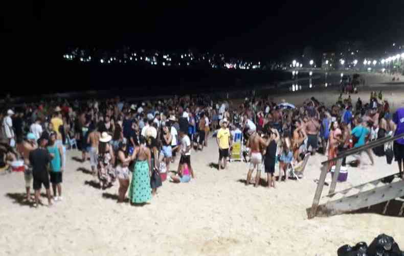 Centenas de pessoas se aglomeraram na Praia do Morro, em Guarapari, na noite deste sbado (2/1)(foto: Estado de Minas)