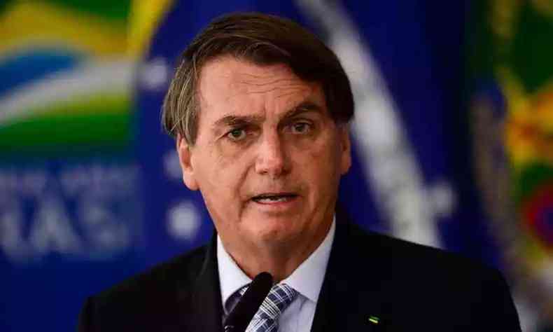 Na foto, Jair Bolsonaro (PL) fala em microfone 