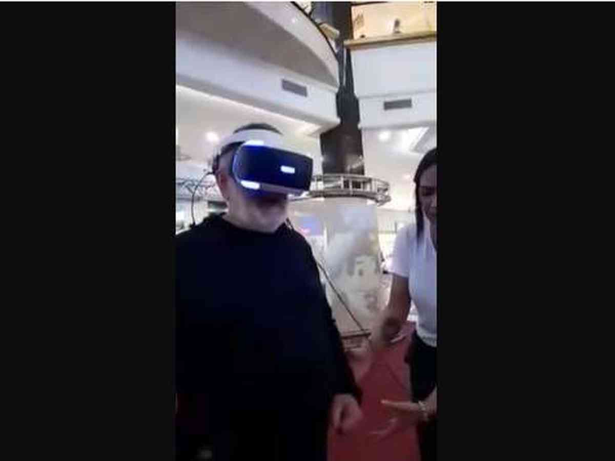 Mulher Velha Nos 360 Vê óculos De Realidade Virtual Jogando O Jogo