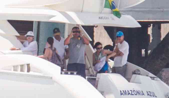 Presidente ( esq. de chapu branco) aproveita descanso em Salvador a bordo do Amaznia Azul. Embarcao pertence  Marinha brasileira(foto: ED Ferreira / Estadao Conteudo / BA)