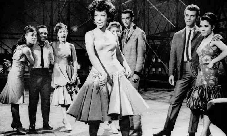 A atriz Rita Moreno, dana e canta, rodeada por atores e bailarinos na verso original do filme 'West Side story'