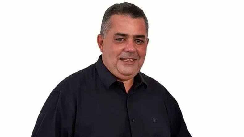 Alex Leopoldino de Lima em foto de fundo branco 