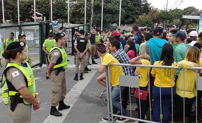 Milhares de pessoas foram impedidas de entrar na Fan Fest(foto: Ana Clara Brant/EM/D.A.Press)