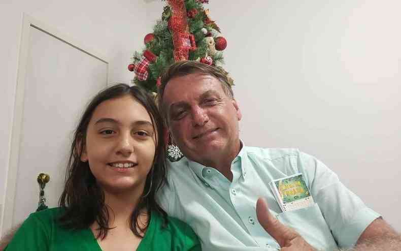 Bolsonaro abraça a filha Laura
