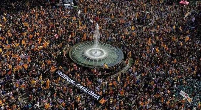 Mais de 1,5 milh�o de pessoas foram �s ruas para pedir a separa��o da Catalunha do resto da Espanha(foto: JOSEP LAGO / AFP)