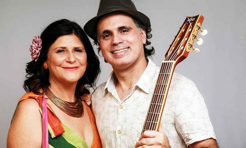 O duo formado pela cantora mineira e pelo músico paulista lança CD de estreia(foto: Ana Morais/divulgação) Lu Toledo e Valter Saty, lado a lado, sorriem para a câmera
