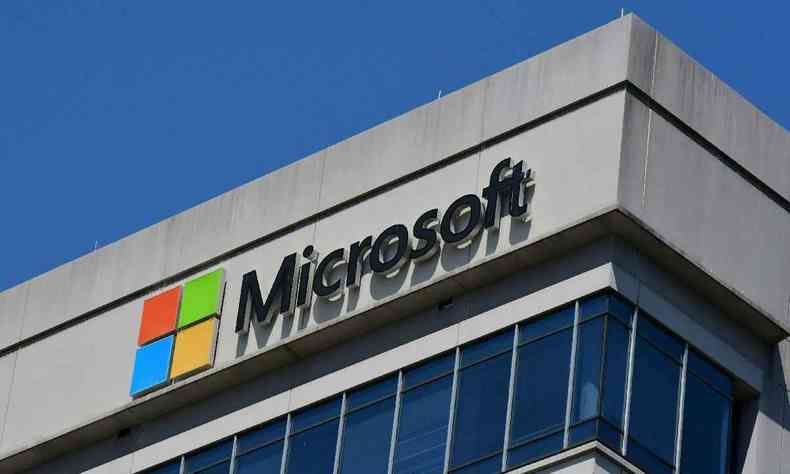 Nesta foto de arquivo tirada em 20 de maio de 2021, um logotipo da Microsoft adorna um prdio em Chevy Chase, Maryland
