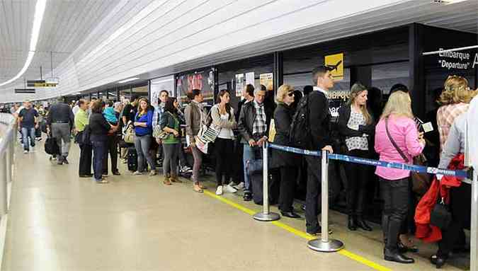 Longas filas se formaram no aeroporto nesta tera-feira(foto: Beto Novaes/EM/D.A.Press)