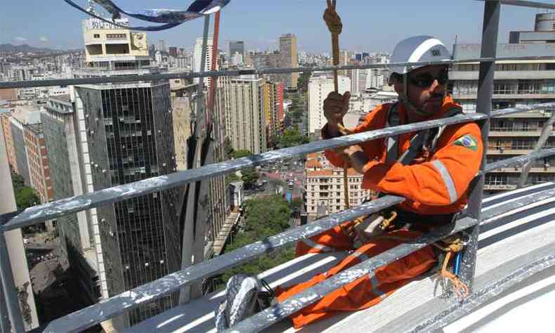 Fabiano da Silva cuida da limpeza da fachada a 80 metros de altura, com vista da cidade que poder ser apreciada de terrao com restaurante(foto: Jair Amaral/EM/D.A Press)