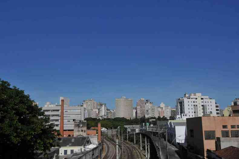 Céu azul sobre a linha de trem no Centro de BH