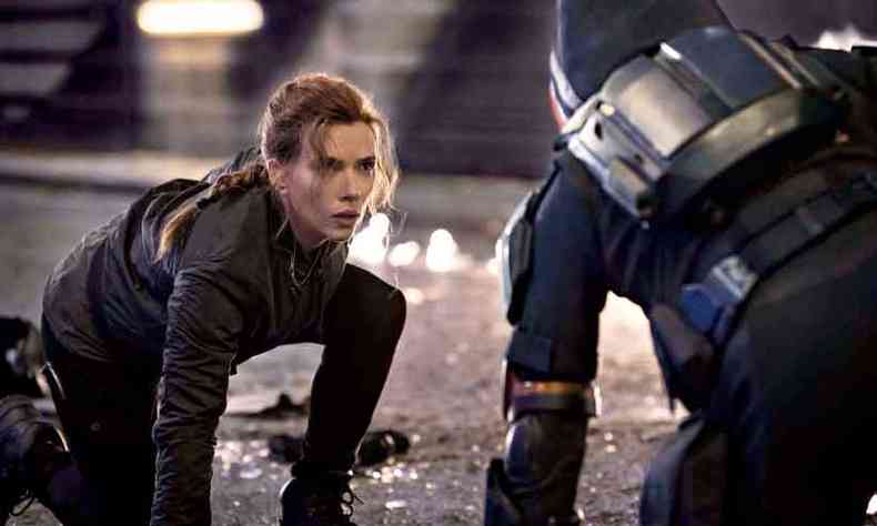Scarlett Johansson reencontra a famlia e as feridas do passado em 