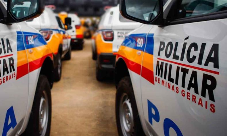 A Polícia Militar (PMMG) trabalha com a suspeita de latrocínio(foto: Divulgação/PMMG) Viaturas da Polícia Militar enfileiradas