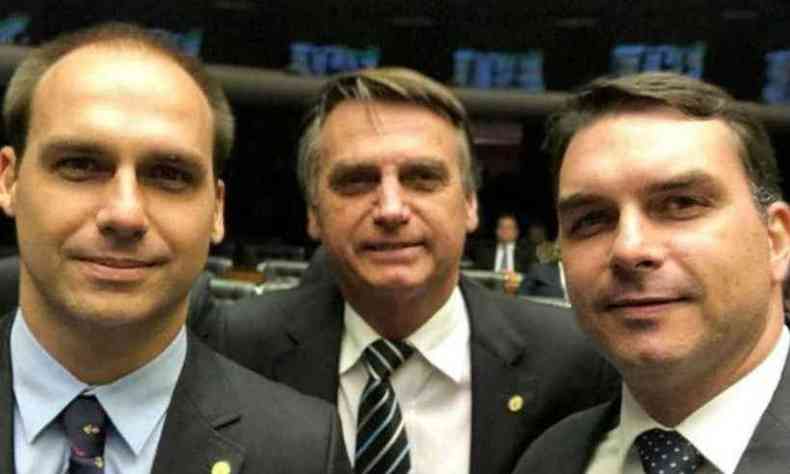 Eduardo e Flvio Bolsonaro acreditam em perseguio contra a famlia(foto: Reproduo/Twitter)