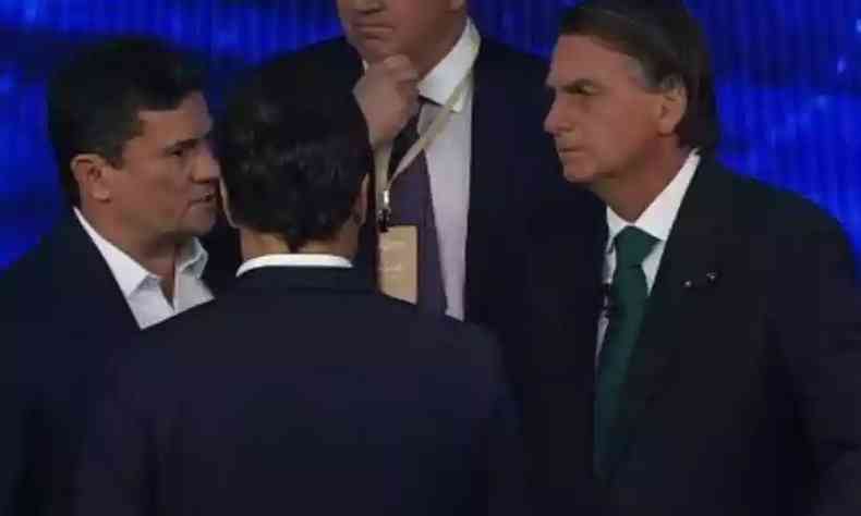 Sergio Moro acompanha Jair Bolsonaro durante debate na Band