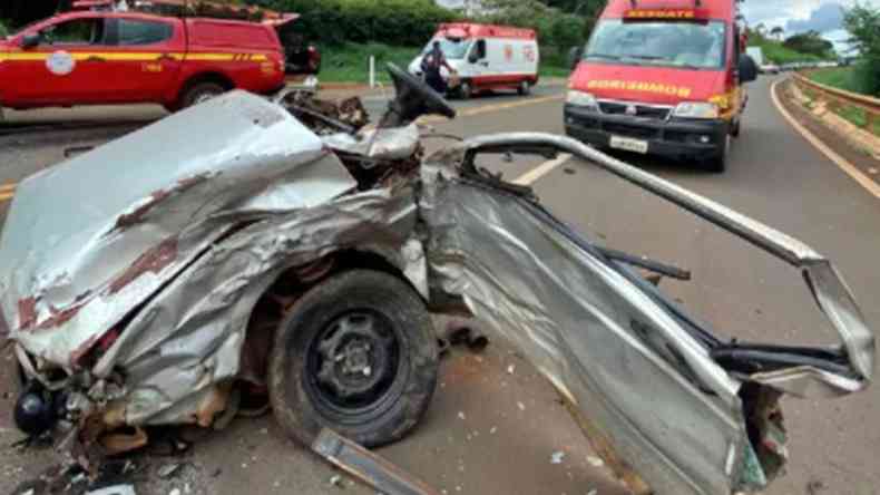 Carro partido ao meio aps acidente na BR-265