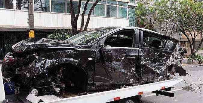 Chevrolet Cruze ficou completamente destrudo aps a batida(foto: Paulo Filgueiras/EM/D.A.Press)