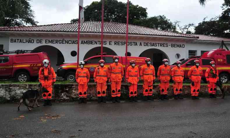 Bombeiros do Batalho de emergncias ambientais e resposta a desastres enviados para ajudar no resgate das vtimas das chuvas em Petrpolis 