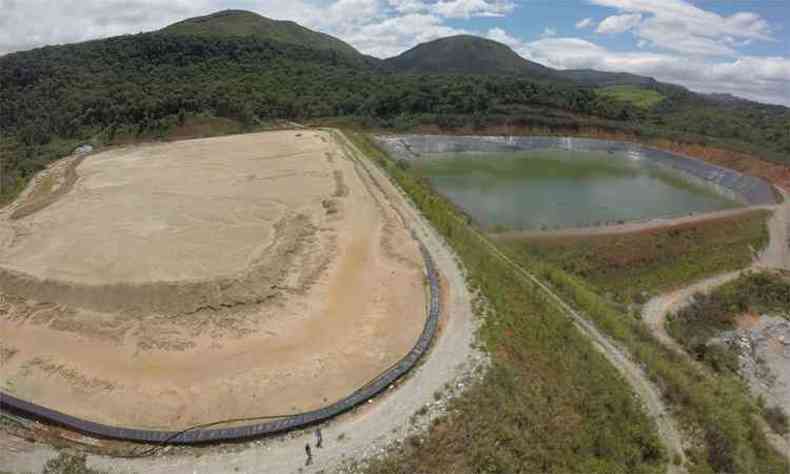 Viso area da Barragem de Capo da Serra, em Nova Lima: temor entre moradores da regio, ainda que a mineradora responsvel garanta ter seguido as normas de segurana(foto: Mateus Parreiras/EM/DA Press)