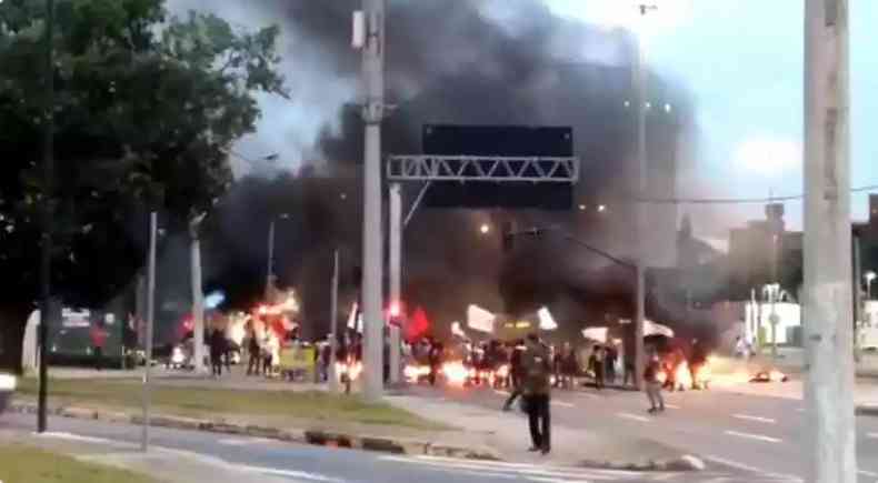 Baderneiros de esquerda ateiam fogo e interrompem avenida em BH