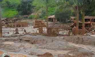 Lama derramada em Mariana, com rompimento de barragem de minrio, fez produo despencar 10,7% no fim de 2015(foto: Jair Amaral/EM/D.A Press - 31/12/15)