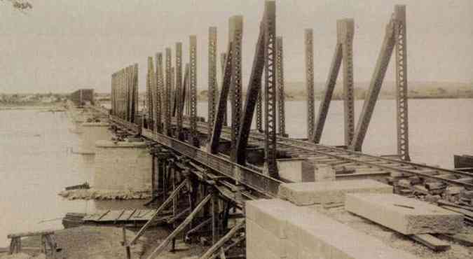 Montagem da estrutura metlica da ponte Marechal Hermes em 1922(foto: ACERVO ARQUIVO PBLICO MINEIRO)
