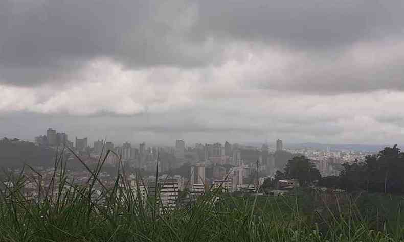 Foto mostra cu nublado na tarde dessa quarta-feira na capital. Apesar disso, volume de chuva foi menor do que o de tera, quando a cidade sofreu vrios danos(foto: Dborah Lima/EM/DA Press)
