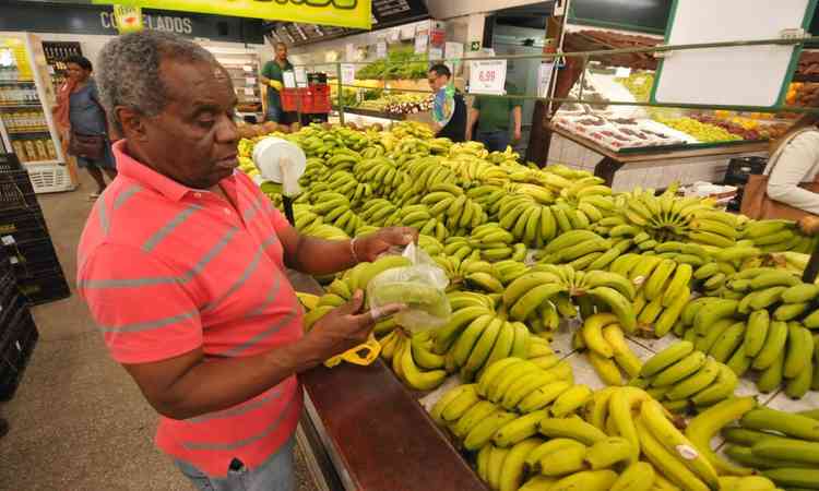 O zelador Walter Rocha comprando bananas