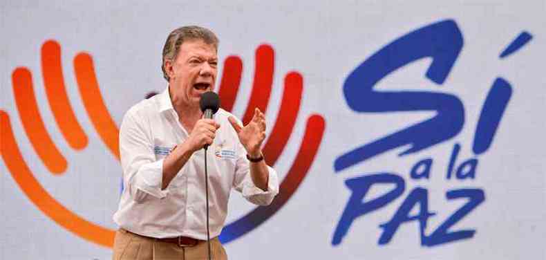 Juan Manuel Santos discursa durante o primeiro dia da campanha 