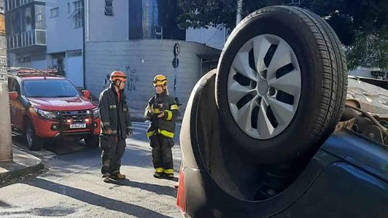 Rua Desembargador Mario Matos capotamento bairro Serra bombeiros carro capotado