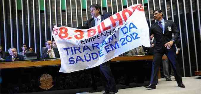 Na ltima tera-feira, Toninho Pinheiro protestando contra falta de investimentos na sade(foto: Laycer Tomaz/Cmara dos Deputados)