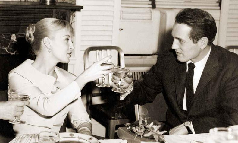 Dirigida por Ethan Hawke, a série documental 'The last movie stars' está disponível na HBO Max(foto: HBO Max/Divulgação ) Sentados à mesa de restaurante, os atores Paul Newman e Joanne Woodward brindam com taças de champanhe redondas
