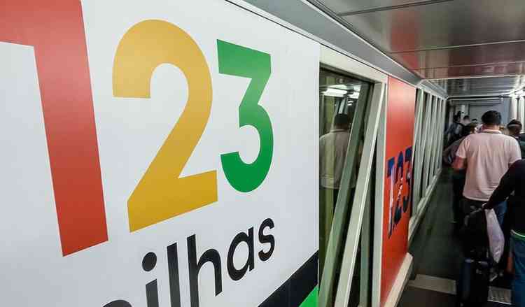 Imagem da logo da 123 milhas na parede de um aeroporto