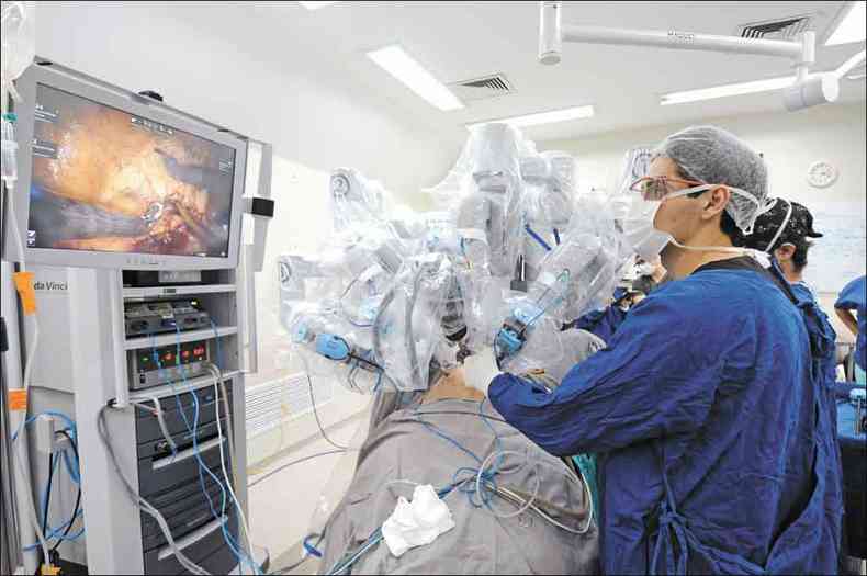 Cirurgia robtica conduzida pelo urologista Pedro Romanelli no Hospital Felcio Rocho(foto: Leandro Couri/em/d.a press )