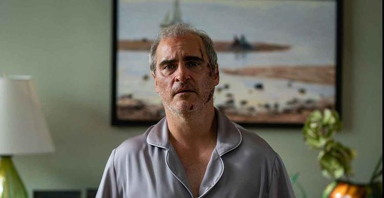 O ator Joaquin Phoenix com expresso assustada em cena de 'Beau tem medo'
