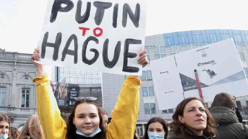 Manifestante pede que Putin seja julgado em Haia